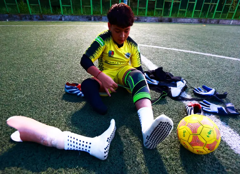 Matías Chica, el niño que, sin un pie, rompe barreras en el fútbol antioqueño: esta es su historia