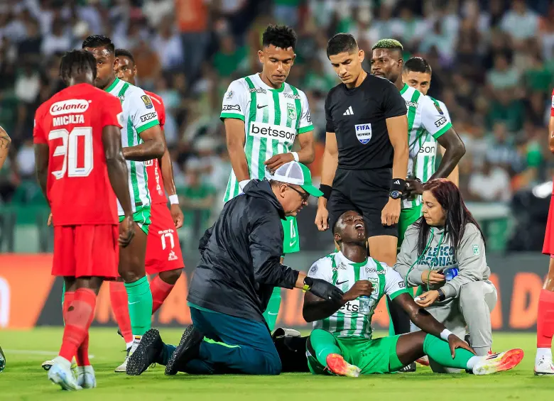 La fisioterapeuta Marcela Maya atiende a Marino Hinestroza en compañía del médico Nelson Rodríguez. FOTO CAMILO SUÁREZ