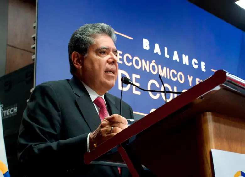 El contralor Carlos Hernán Rodríguez presentó el balance fiscal durante un foro económico. FOTO CONTRALORÍA GENERAL DE LA REPÚBLICA. 