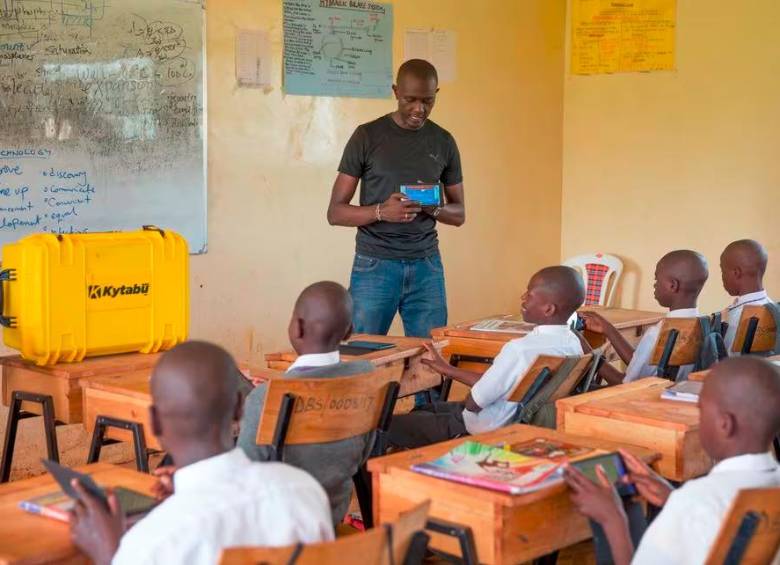 Tonee Ndungu, cuyo equipo está desarrollando Somanasi, muestra la última versión de su tutor educativo personalizado. Foto: Gates Notes.