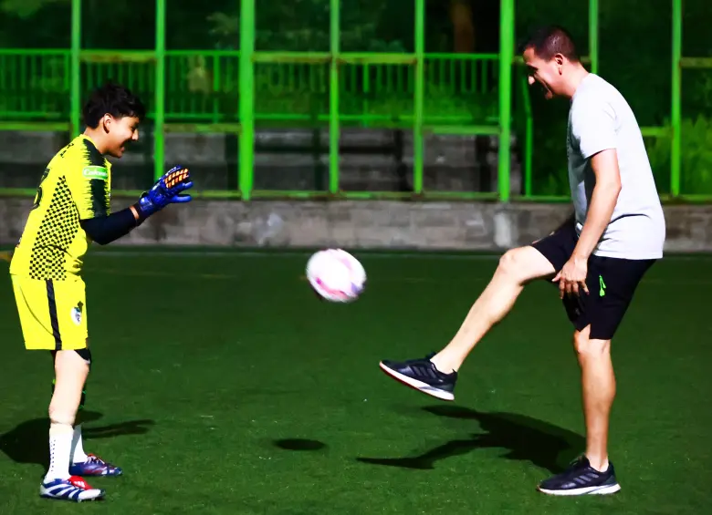 Matías Chica, el niño que, sin un pie, rompe barreras en el fútbol antioqueño: esta es su historia