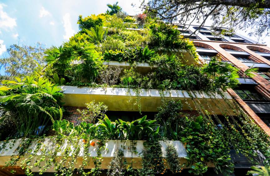 Edifico Provenza Arriba calle 5F con la 30. Las fachadas verdes permiten emular un mundo natural dentro de uno artificial. FOTO: Jaime Pérez