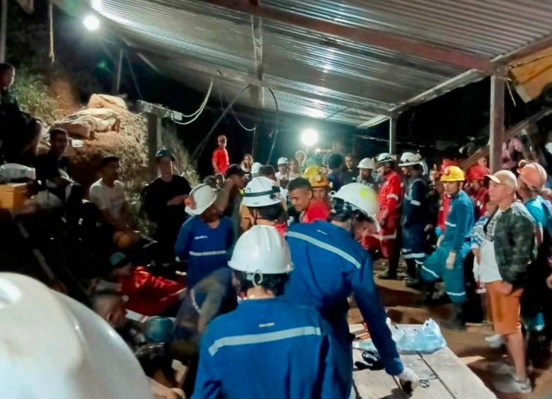 Las labores de rescate de los mineros demoraron más de 12 horas, pero todos lograron salir con vida. FOTO: CORTESÍA