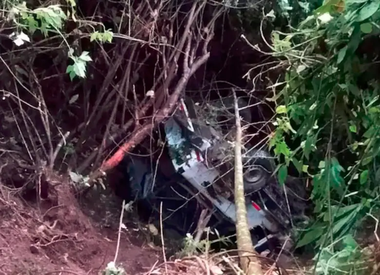 Así quedó el campero en el que se movilizaban las siete personas que resultaron lesionadas en Cañasgordas y terminaron en un barranco. FOTO: CORTESÍA