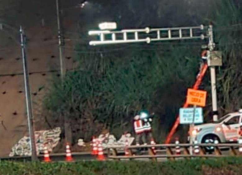 Esta es una de las cámaras que están instaladas en la variante a Caldas, en jurisdicción de Sabaneta. FOTO: CORTESÍA