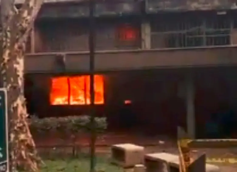 Así se veía la oficina del Politécnico Jaime Isaza Cadavid luego de que fuera incendiada en la mañana de este martes. FOTO: CORTESÍA