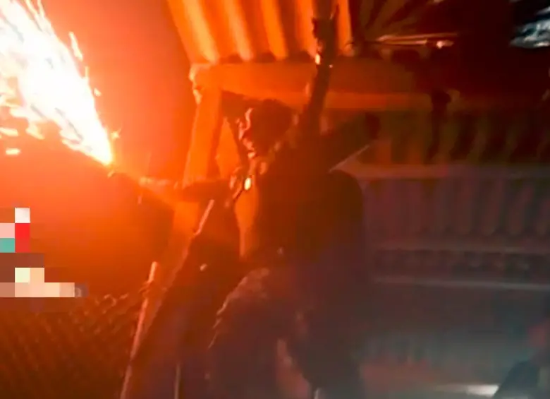Este es uno de los momentos de la celebración, cuando uno de los insurgentes tiene en su mano unas luces de bengala. Estaba sobre el techo de una casa que usa como tarima. FOTO: CORTESÍA (TOMADA DE VIDEO)