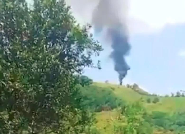 Esta fue la columna de humo de la aeronave luego del ataque del que fue víctima en la ruralidad del municipio de Amalfi, Nordeste antioqueño. FOTO: CORTESÍA