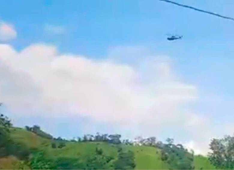 El helicóptero se disponía a recoger a unos policías que fueron atacados por integrantes de las disidencias cuando lo atacaron con el dron. FOTO: CORTESÍA GOBERNACIÓN DE ANTIOQUIA