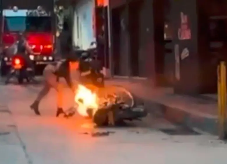 Este fue el momento en el que la mujer, después de varios ataques, le prendió fuego a la moto de su expareja en la zona urbana de San Roque, Antioquia. FOTO: CORTESÍA