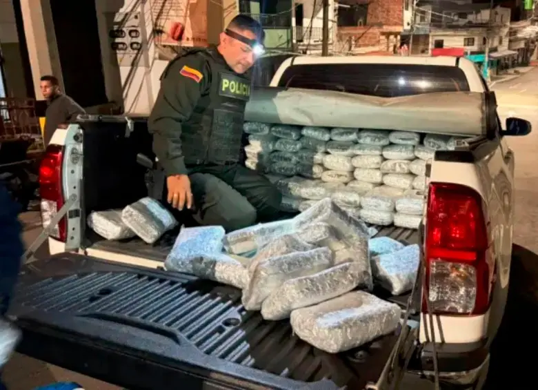 Esta era la camioneta interceptada por las autoridades con más de media tonelada de marihuana en La Maruchenga, Bello. FOTO: CORTESÍA POLICÍA METROPOLITANA