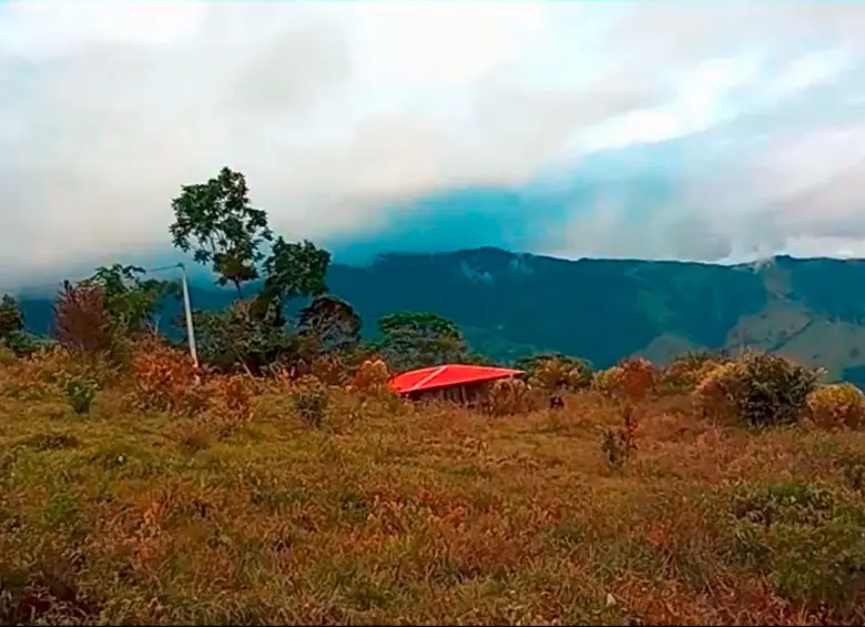 En este sector de la vereda El Singo, de Ituango, se produjo la confrontación armada, luego de que militares evitaran que las disidencias pusieran explosivos en la vía Puerto Valdivia-Hidroituango. FOTO: CORTESÍA