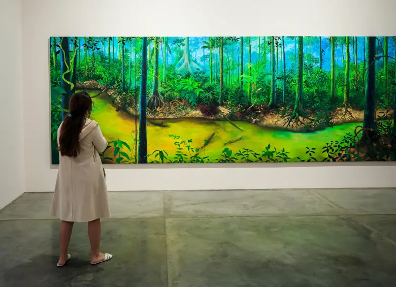 La pintura Igarapé, del artista Miguel Penha, representa un curso de agua sagrado en la selva, habitado por especies rituales que evocan una conexión espiritual con el territorio. FOTO camilo suárez