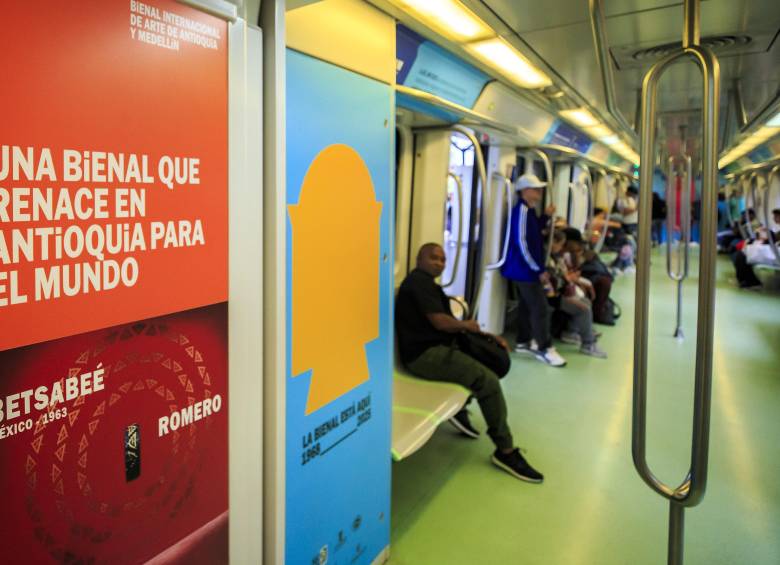 Este tren recorre la ciudad con los colores y mensajes de la Bienal, acercando el arte a más de 1,2 millones de usuarios diarios. Foto: Andrés Camilo Suárez Echeverry