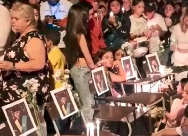 Con las fotos de los estudiantes fallecidos sobre los pupitres en los cuales estuvieron hasta hace dos semanas, el Liceo Antioqueño, de Bello, le rindió homenaje a los fallecidos en el accidente en Remedios, Nordeste antioqueño. FOTO: CORTESÍA