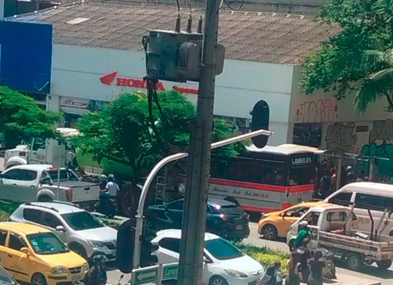 Dentro de este concesionario de motos se presentó el intento de hurto y los posteriores disparos que dejaron a dos personas lesionadas. FOTO: CORTESÍA
