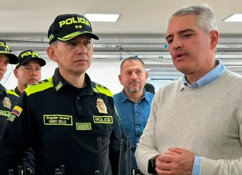 El nuevo comandante de la Policía Metropolitana, general Henry Bello, en una entrega de radios con el gobernador de Antioquia, Andrés Julián Rendón. FOTO: CORTESÍA