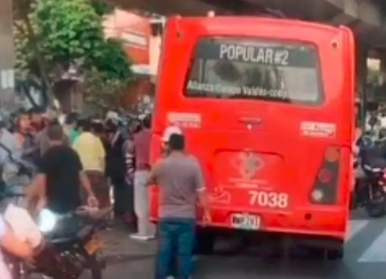 Este bus, que presta servicio al Popular, se vio implicado en el accidente con una motocicleta que dejó un muerto y un hombre gravemente herido. FOTO: CORTESÍA