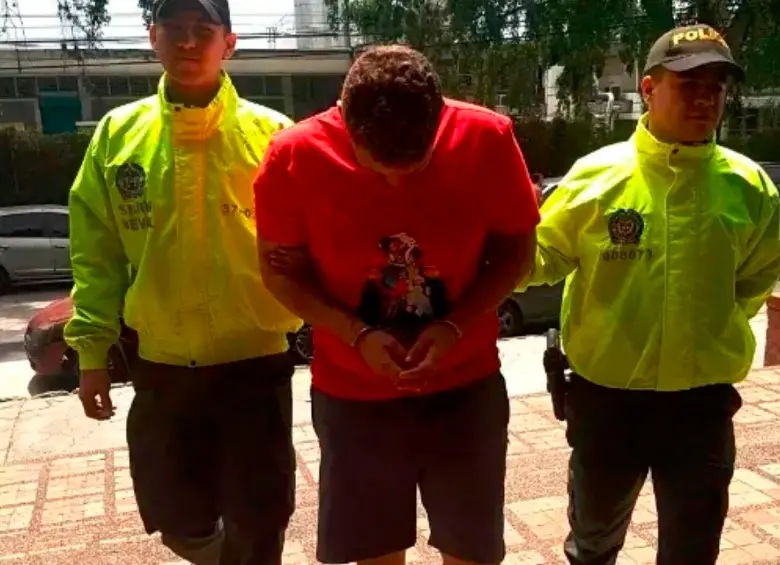 Esta imagen corresponde a la captura de Juan Pablo Estrada Builes en febrero de 2019 por sus presuntos vínculos con la banda Los Rolex. FOTO: CORTESÍA POLICÍA METROPOLITANA