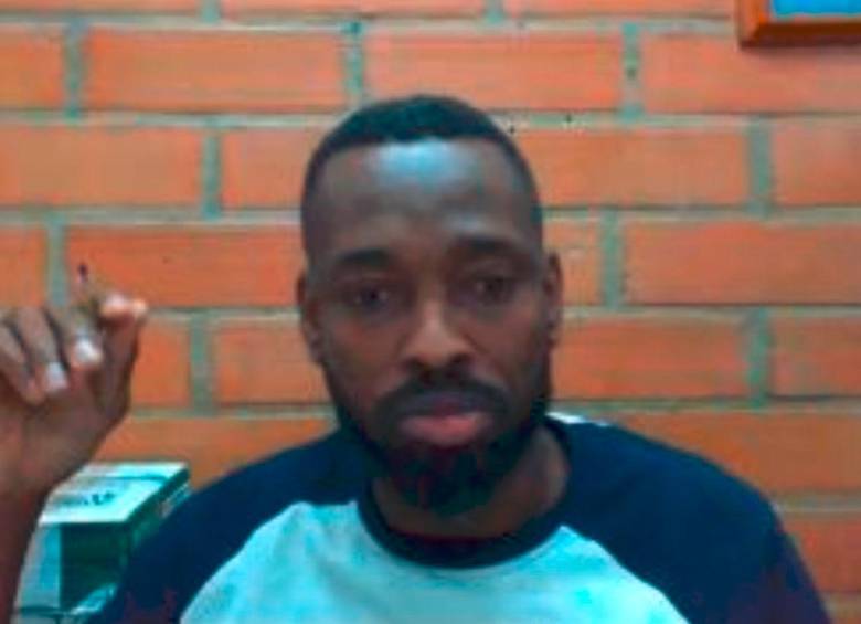 A Darwin Ibero Murillo Moreno lo capturaron por están implicado en el presunto robo del dinero de las pensiones, mediante medios informáticos, a 43 adultos mayores de Medellín. FOTO: TOMADA DE LA AUDIENCIA