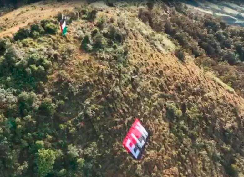 Esta fue la bandera del grupo armado que ubicaron en la periferia de San Antonio de Prado. Se investigó la presencia de algún elemento explosivo. FOTO: CORTESÍA