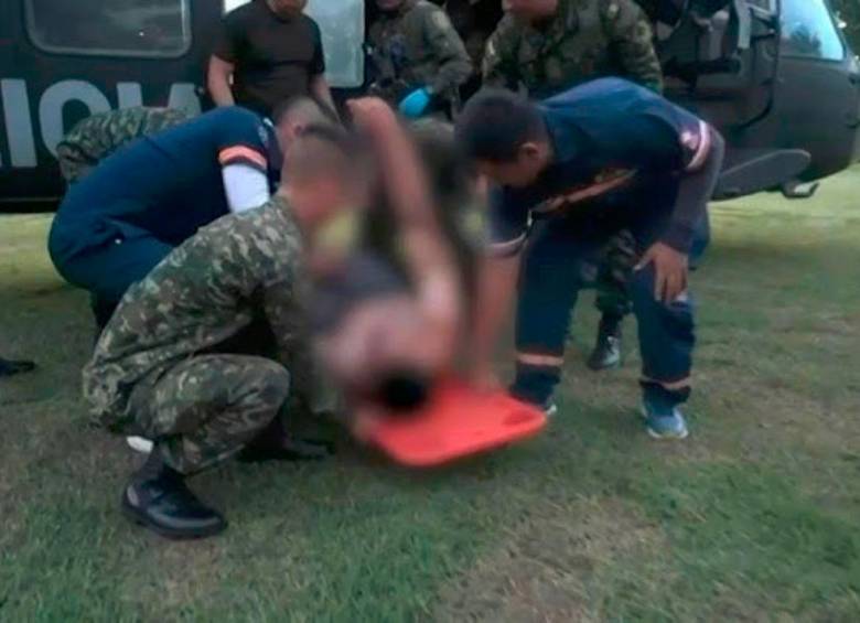 Este es el momento en el que se le brinda atención a uno de los militares quemados en medio de una asonada, cuando realizaban un operativo contra los laboratorios cocaleros en Villagarzón, Putumayo. FOTO: TOMADA DE VIDEO