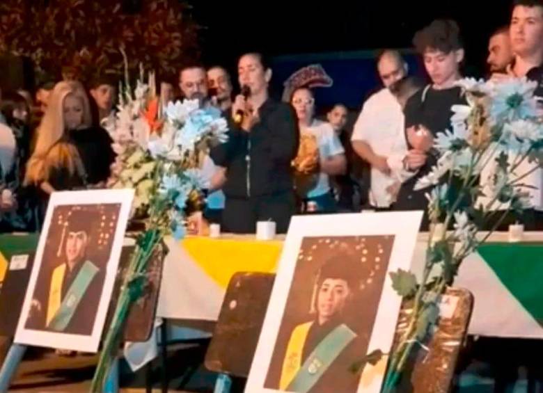 La comunidad académica del Liceo Antioqueño, de Bello, no ocultó su tristeza por la muerte de sus egresados. FOTO: CORTESÍA