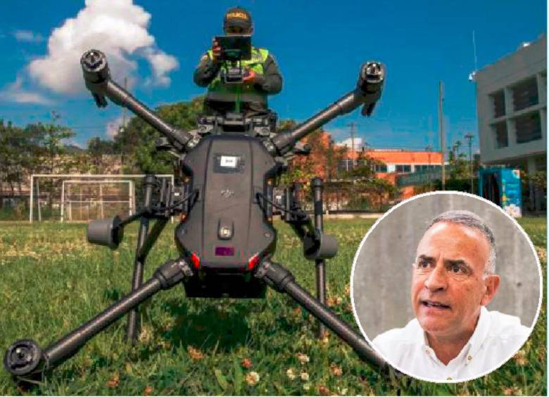 La idea con los drones y los equipos antidrones que pretende adquirir el general (r) Luis Eduardo Martínez (detalle), secretario de Seguridad de Antioquia, es reducir la ofensiva con estos elementos de las disidencias. FOTO JUAN ANTONIO SÁNCHEZ