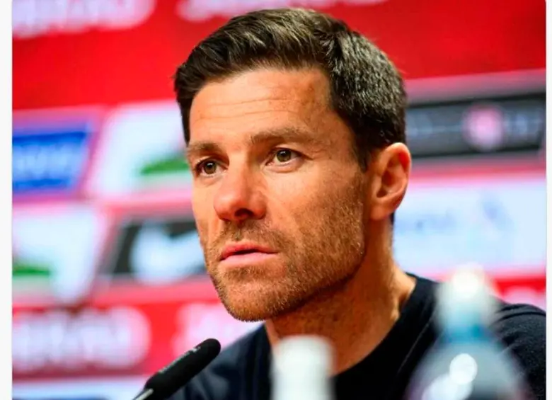 Xabi Alonso quien llegó al banquillo del Bayer Leverkusen en 2022 anunció que no sigue en el club alemán. FOTO TOMADA X @bayer04_es