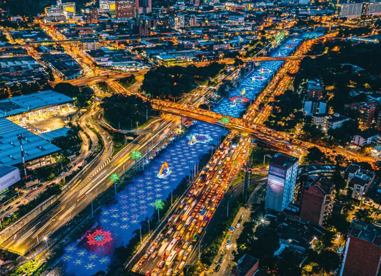 Panorámica nocturna de Medellín iluminada por los alumbrados navideños a lo largo del río, una tradición que cada año reúne a millones de personas en torno a la luz, el arte y la tecnología. 2022. FOTO: Juan Sebastián Carvajal Beltrán