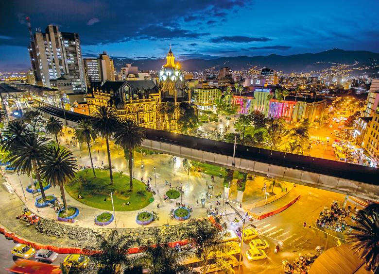 Desde el Hotel Nutibara, una mirada al centro de Medellín, donde se mueven a diario alrededor de un millón de personas. 2019. FOTO: Juan Antonio Sánchez.