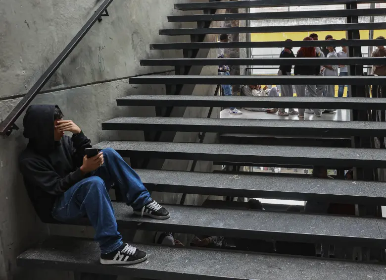 El joven fue empujado por unas escaleras por dos de sus compañeras del salón. Foto de referencia: Manuel Saldarriaga Quintero