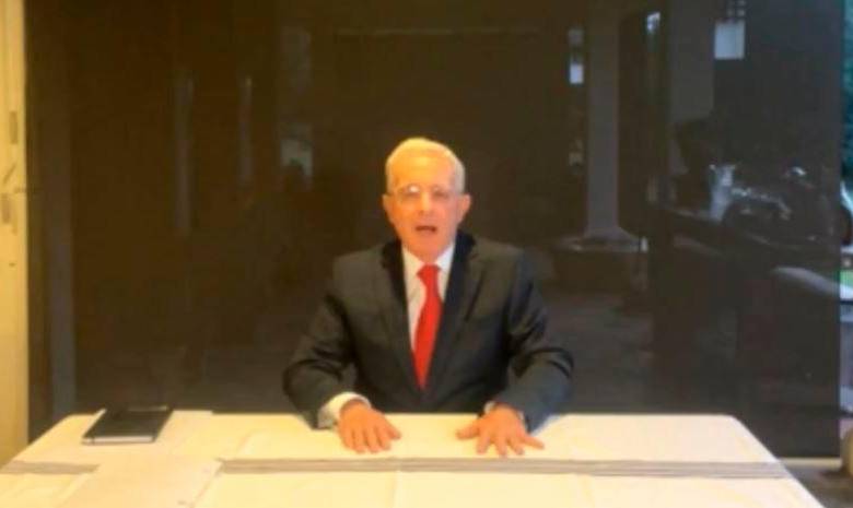 El expresidente leyó un documento y lo publicó a través de sus redes sociales. FOTO: captura de video de la cuenta de Álvaro Uribe Vélez en Twitter.