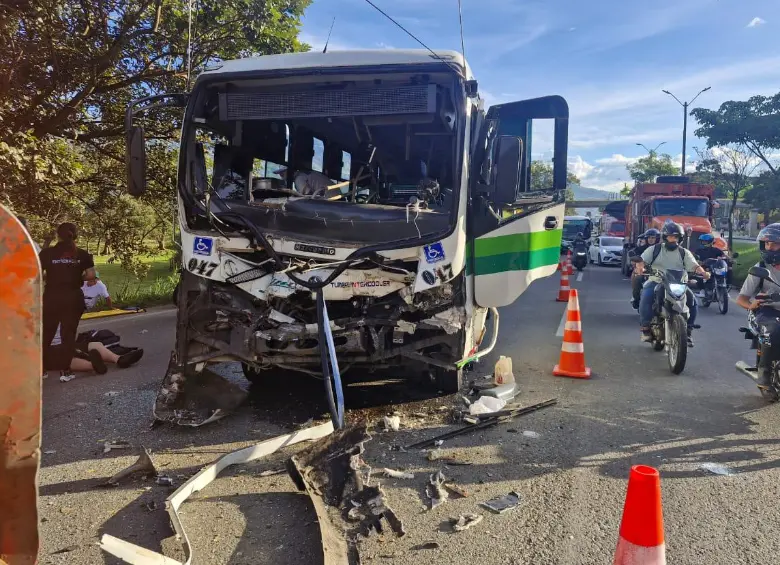 Así quedó uno de los vehículos afectados en el siniestro vial. FOTO: Cortesía