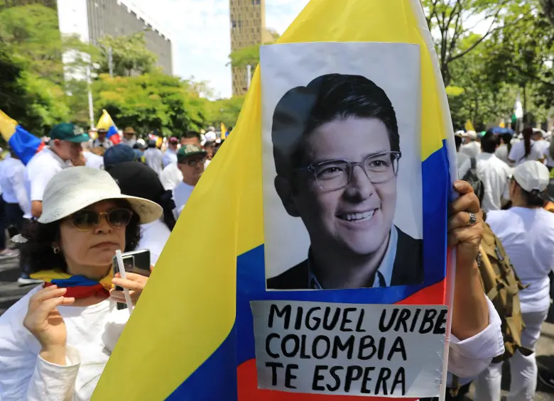Familiares han informado sobre la recuperación del senador de 39 años. Foto: AFP