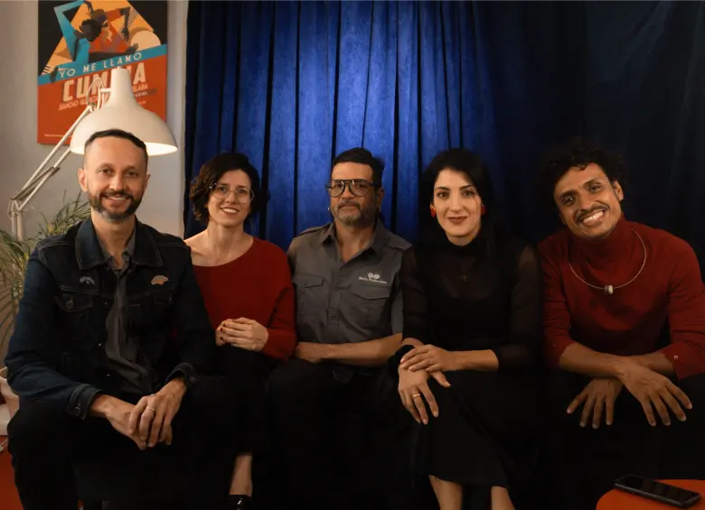 Foto del equipo base de Merlín Producciones. De izquierda a derecha: Juan Felipe Arango “Coco”, Sofía Carvalho, Gabriel Vallejo, Vanesa Mejía, Juancho Valencia.