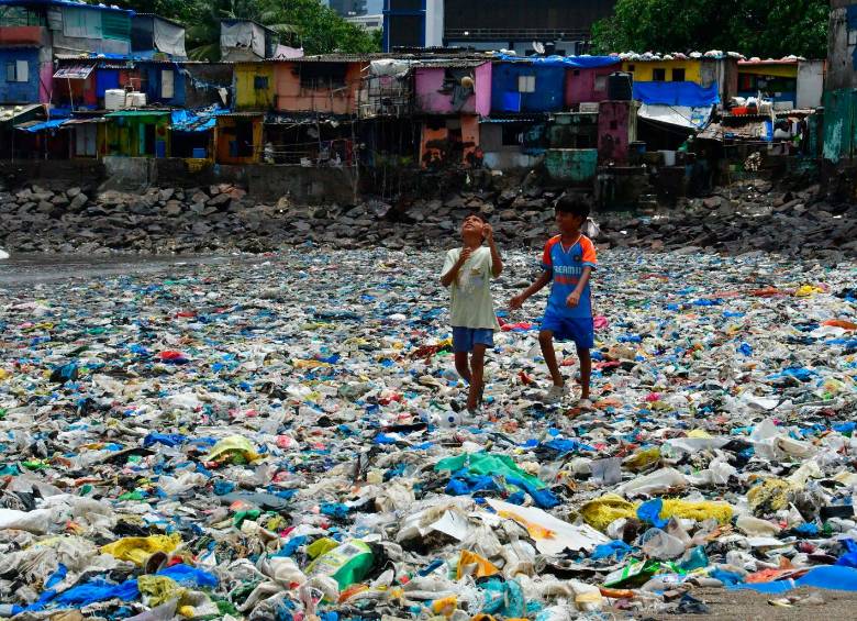 El planeta ha producido más plástico desde el año 2000 que en los 50 años previos, en su mayoría productos de uso único y de empaque. Foto Getty. 