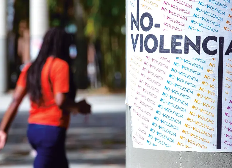 Los riesgos más constantes para las mujeres lideresas en Antioquia son las amenazas de muerte, la violencia sexual, la persecución territorial y el hostigamiento por parte de los grupos armados. FOTO jAIME pÉREZ