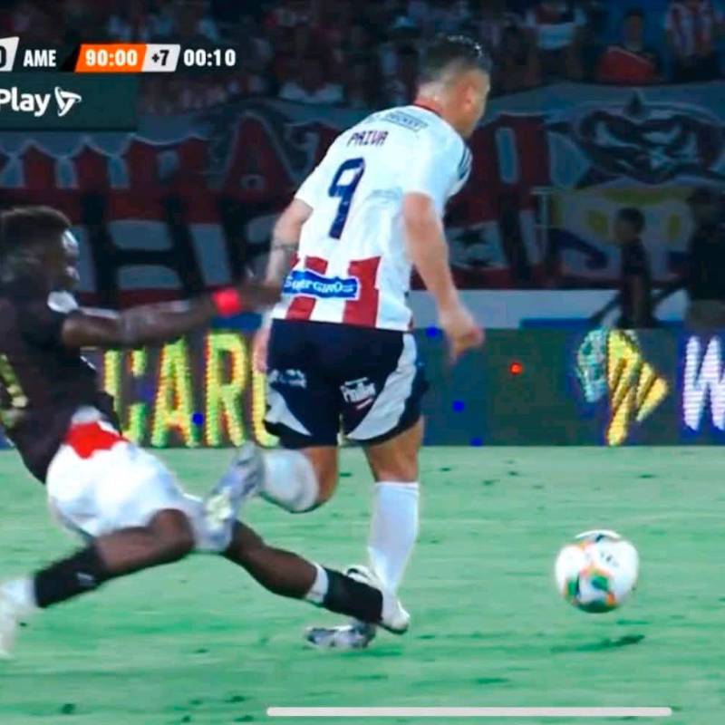 El futbolista Joider Micolta golpeó fue expulsado por esta acción contra Guillermo Paiva, del Junior. FOTO: CAPTURA DE PANTALLA 