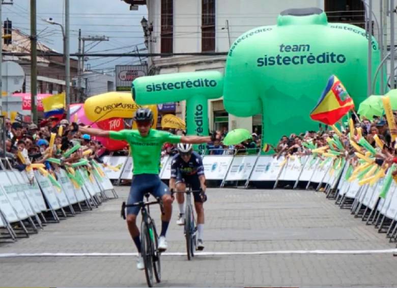 Urián y su primer triunfo en una carrera grande en Colombia. FOTO CORTESÍA ANDERSON BONILLA