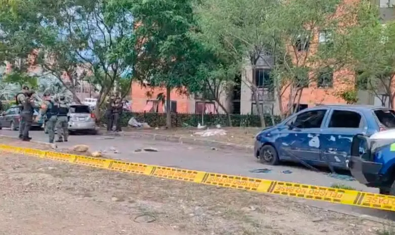Varios vehículos sufrieron destrozos por la onda explosiva en la zona residencial de Cúcuta. FOTO: CORTESÍA.