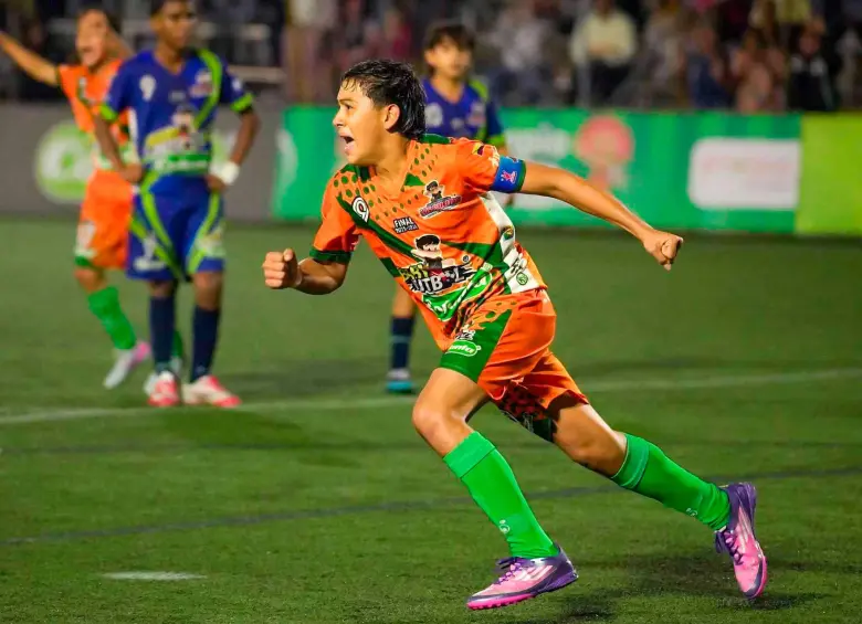 Camilo Falcao Botello celebra el tanto con el que Arauca venció a Alianza Antioquia para avanzar a la final del Babyfútbol. FOTO CORTESÍA LOS PAISITAS