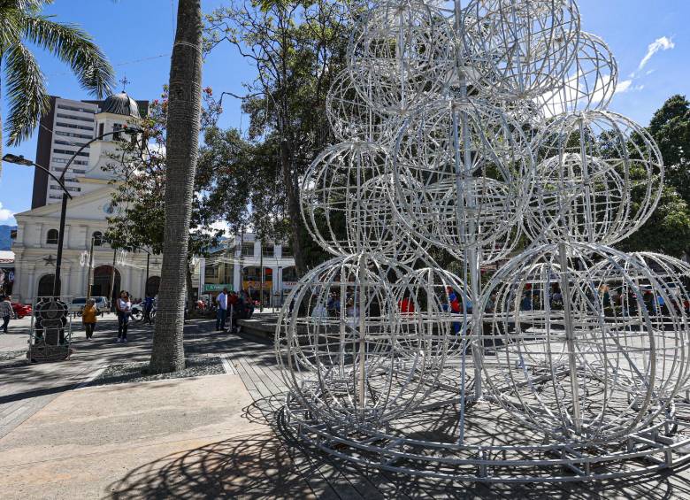 Por estas figuras de árbol luminoso en alquiler, Christmas Farah pidió $178 millones. Foto: Manuel Saldarriaga Quintero