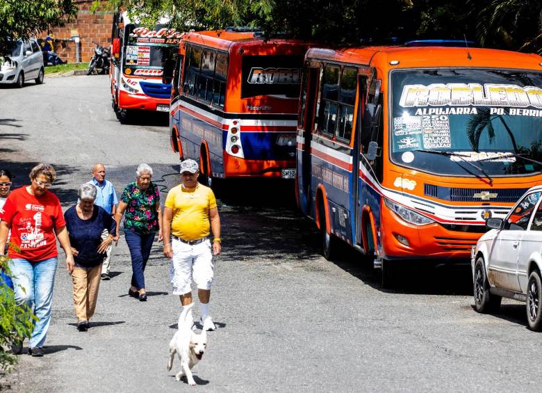 Disputa por una ruta terminó en paro de buseros en Robledo