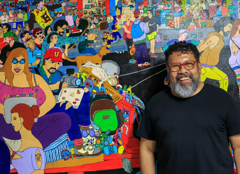 Ramón Pineda es el artífice de varios de los recorridos más singulares en el Centro de Medellín, que ofrecen miradas nuevas para adentrarse y conocer la esencia del corazón de la ciudad. FOTO: CAMILO SUÁREZ