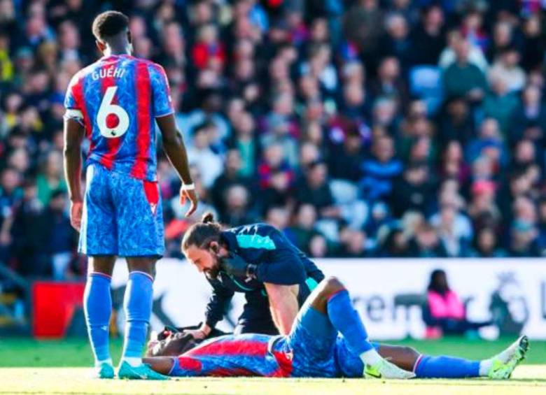El colombiano Jefferson Lerma en el césped es atendido por los galenos del Crystal Palace, tras un choque que lo sacó del juego ante Newcastle. FOTO TOMADA X@CPFC