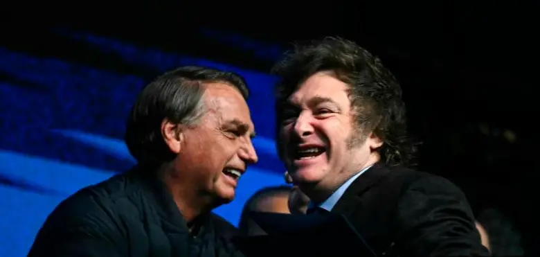 El expresidente brasilero, Jair Bolsonaro, y el presidente de Argentina, Javier Milei. FOTO: AFP.