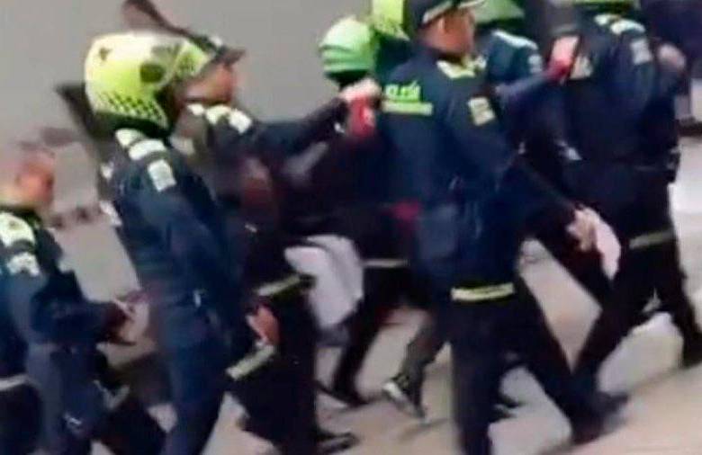 El sujeto salió hasta con casco de la policía puesto para evitar ser agredido. FOTO: Captura de video