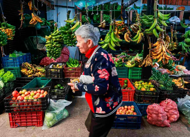 En Medellín, los gastos básicos están haciendo que el dinero rinda menos que hace un año. FOTO: MANUEL SALDARRIAGA