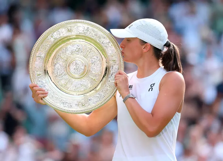 La polaca Iga Swiatek barrió a la estadounidense Amanda Anisimova y se coronó campeona en Wimbledon. FOTO: GETTY